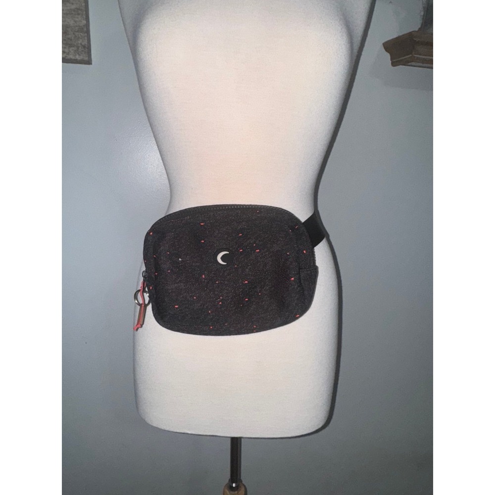 Zyia crossbody‎ fanny pack belt bag  black with red speckles rubber emblem - Picture 3 of 9
